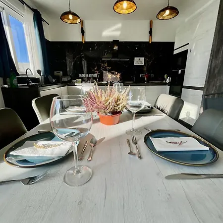 Homestay Airport Bedroom With Bathroom, Balcony, Aircondition, Self Checkin, 24 Check-in After 3pm *