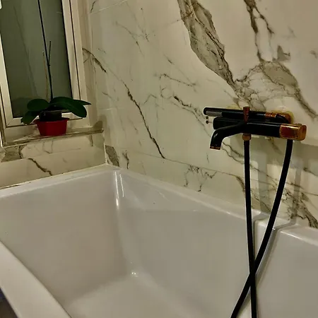 Gazde/Camere de închiriat Airport Bedroom With Bathroom, Balcony, Aircondition, Self Checkin, 24 Check-in After 3pm *