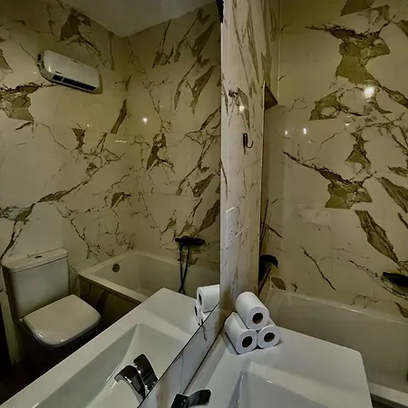 Gazde/Camere de închiriat Airport Bedroom With Bathroom, Balcony, Aircondition, Self Checkin, 24 Check-in After 3pm Mqabba