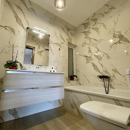 Gazde/Camere de închiriat Airport Bedroom With Bathroom, Balcony, Aircondition, Self Checkin, 24 Check-in After 3pm *