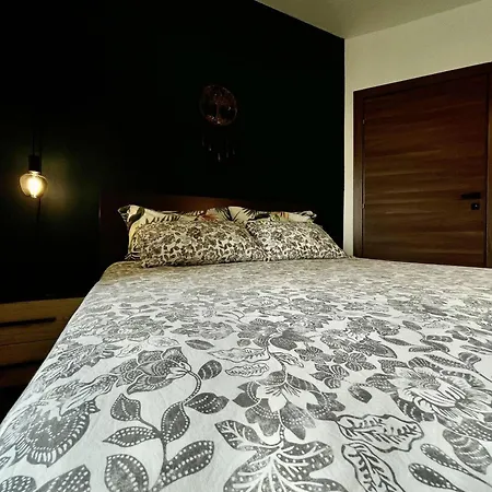 Gazde/Camere de închiriat Airport Bedroom With Bathroom, Balcony, Aircondition, Self Checkin, 24 Check-in After 3pm