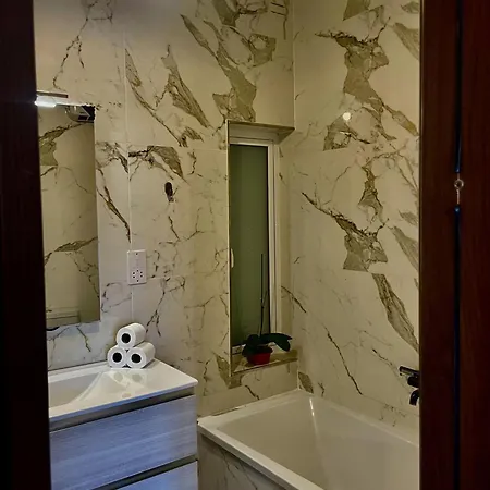 Airport Bedroom With Bathroom, Balcony, Aircondition, Self Checkin, 24 Check-in After 3pm Privatunterkunft *