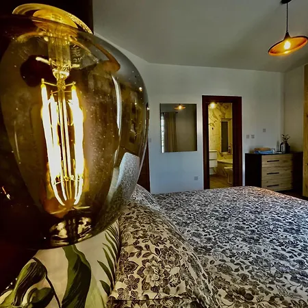 Gazde/Camere de închiriat Airport Bedroom With Bathroom, Balcony, Aircondition, Self Checkin, 24 Check-in After 3pm Mqabba