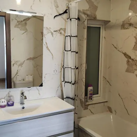 Airport Bedroom With Bathroom, Balcony, Aircondition, Self Checkin, 24 Check-in After 3pm Mqabba