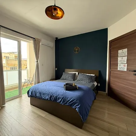 Airport Bedroom With Bathroom, Balcony, Aircondition, Self Checkin, 24 Check-in After 3pm *