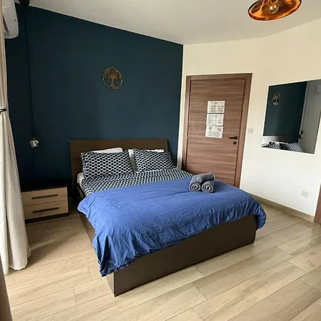 Airport Bedroom With Bathroom, Balcony, Aircondition, Self Checkin, 24 Check-in After 3pm Homestay *