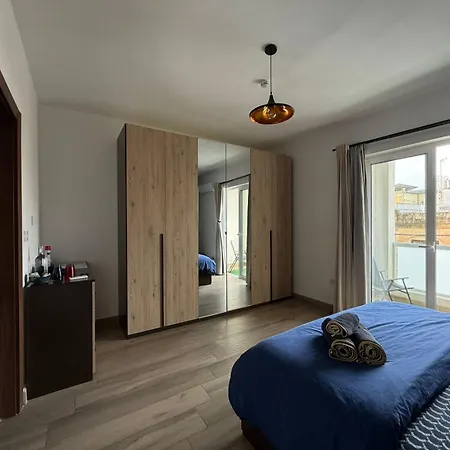 Airport Bedroom With Bathroom, Balcony, Aircondition, Self Checkin, 24 Check-in After 3pm *