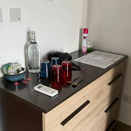 Airport Bedroom With Bathroom, Balcony, Aircondition, Self Checkin, 24 Check-in After 3pm Homestay Mqabba