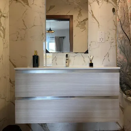 Airport Bedroom With Bathroom, Balcony, Aircondition, Self Checkin, 24 Check-in After 3pm * Mqabba