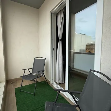 Airport Bedroom With Bathroom, Balcony, Aircondition, Self Checkin, 24 Check-in After 3pm