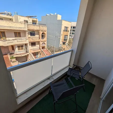 Airport Bedroom With Bathroom, Balcony, Aircondition, Self Checkin, 24 Check-in After 3pm *
