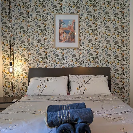 Airport Bedroom With Bathroom, Balcony, Aircondition, Self Checkin, 24 Check-in After 3pm