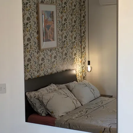 Airport Bedroom With Bathroom, Balcony, Aircondition, Self Checkin, 24 Check-in After 3pm