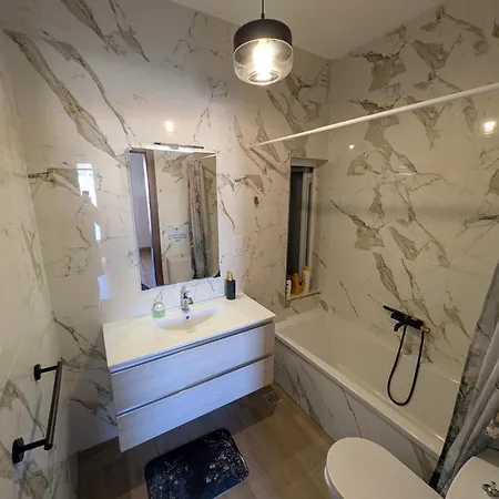 Séjour chez l'habitant Airport Bedroom With Bathroom, Balcony, Aircondition, Self Checkin, 24 Check-in After 3pm *