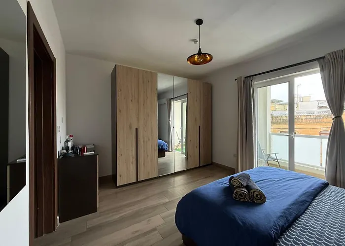 Airport Bedroom With Bathroom, Balcony, Aircondition, Self Checkin, 24 Check-in After 3pm *