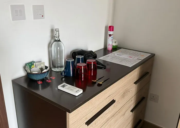 Airport Bedroom With Bathroom, Balcony, Aircondition, Self Checkin, 24 Check-in After 3pm Homestay Mqabba