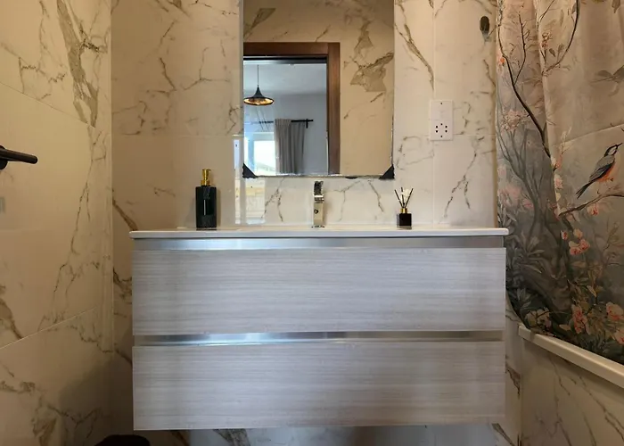 Airport Bedroom With Bathroom, Balcony, Aircondition, Self Checkin, 24 Check-in After 3pm * Mqabba