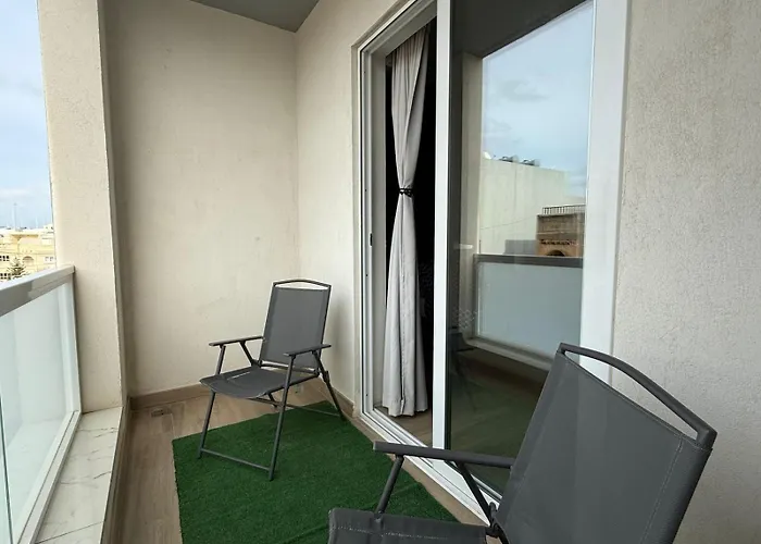 Airport Bedroom With Bathroom, Balcony, Aircondition, Self Checkin, 24 Check-in After 3pm